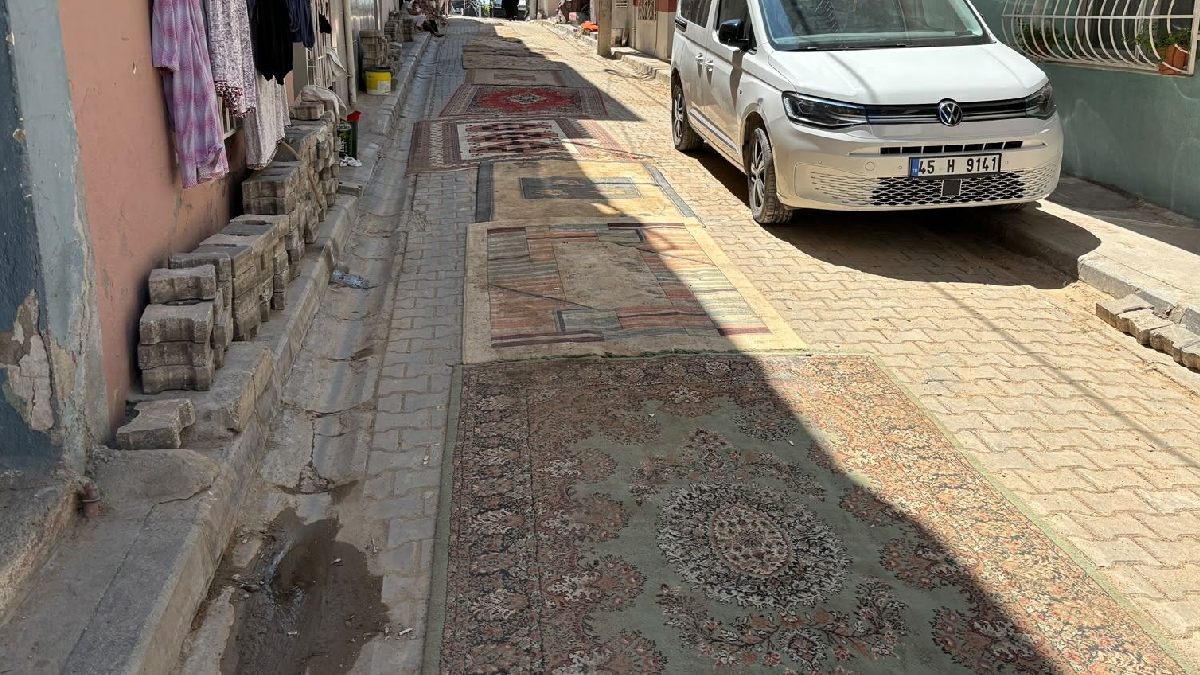 İzmir'de yollara halı sermeye başladılar