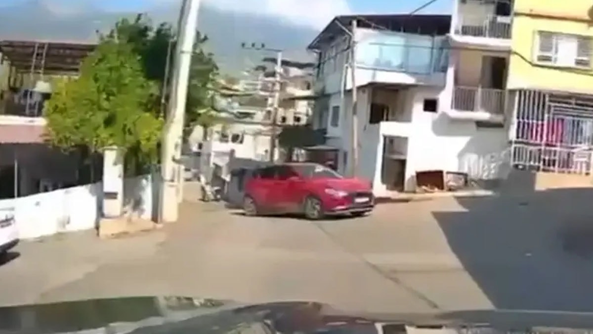 Sürücüsünün yol vermek için geri manevra yaptığı otomobil duvara çarptı