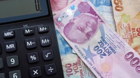 3 milyon liranın 32 günlük getirisi hemşire maaşını solladıBankaların mevduat faiz oranlarını güncellemesiyle Türk Lirası hesaplara ilgi yeniden tavan yaptı. 3 milyon TL’lik birikimini 32 günlük vadeye yatıran bir vatandaş, ay sonunda 100 bin TL'yi aşan net kazancıyla bir hemşirenin aylık maaşını so