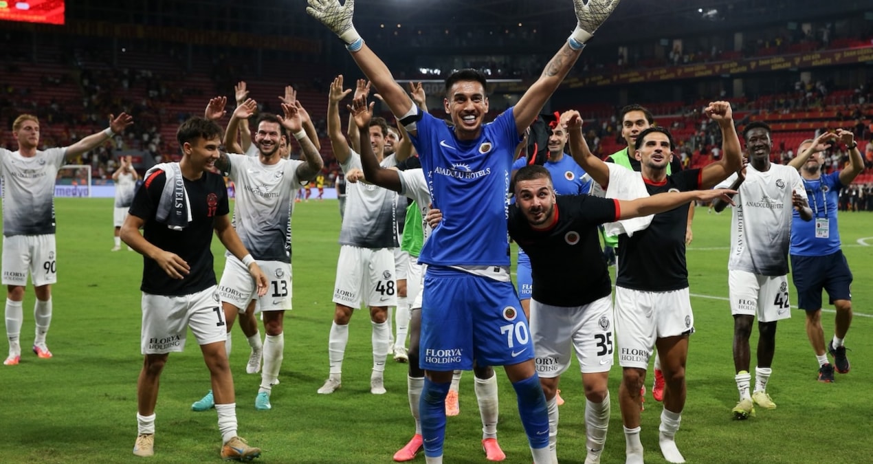 Süper Lig'de sürpriz lider! Küme düşmekten kıl payı kurtulmuştu