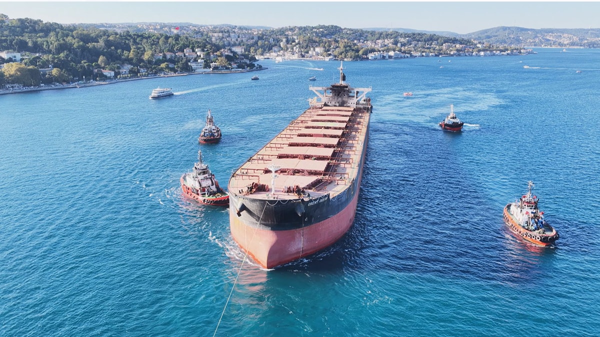 289 metrelik dev İstanbul Boğazı’ndan geçti! İHA saldırısına uğramıştı