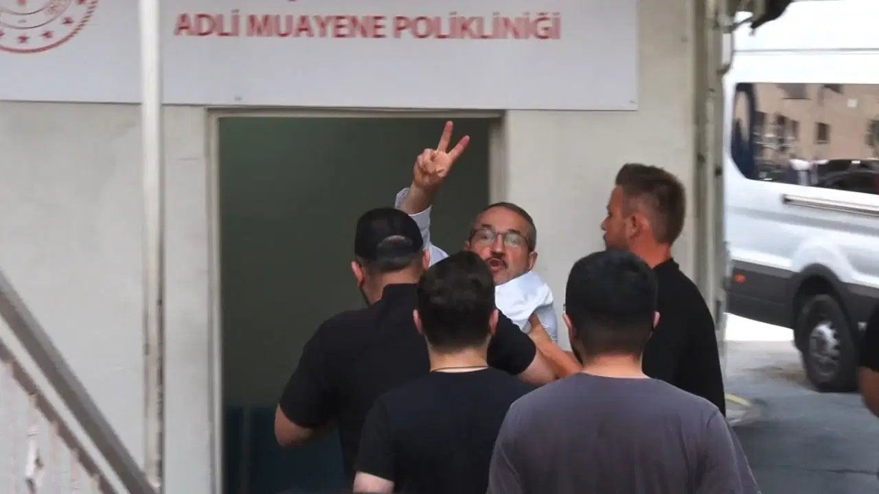 UltrAslan lideri adliyeye sevk edilirken "Sayın Öcalan'a Özgürlük"sloganı attı