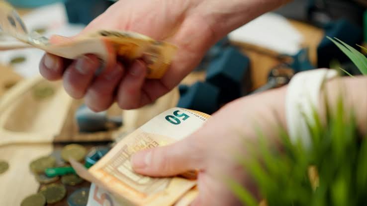 Euro'ya geçen komşuda maaşlar uçtu