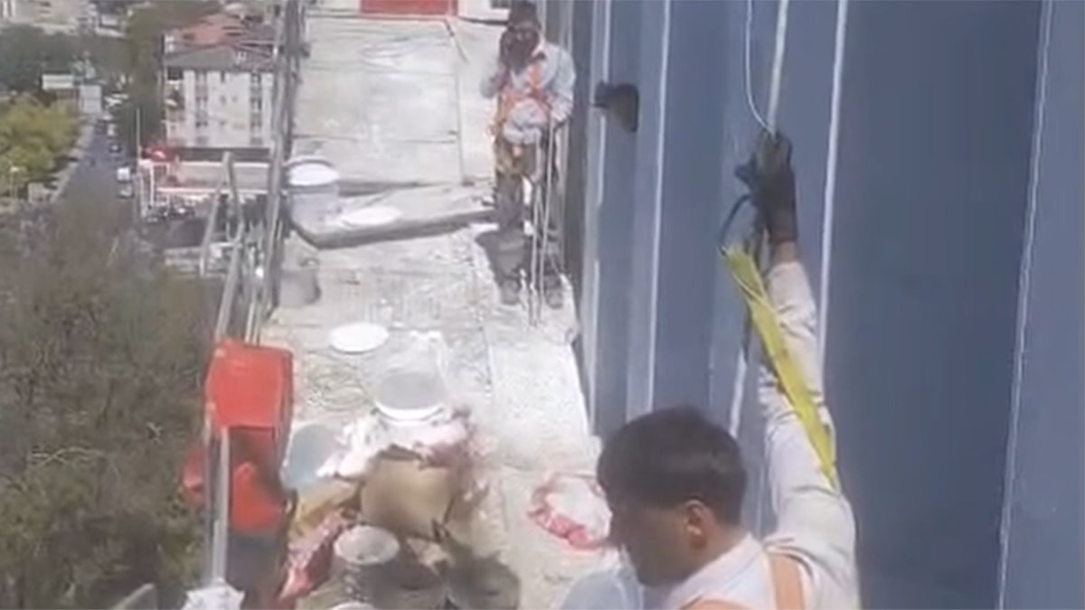 İskele çöktü: 4 işçi mahsur kaldı