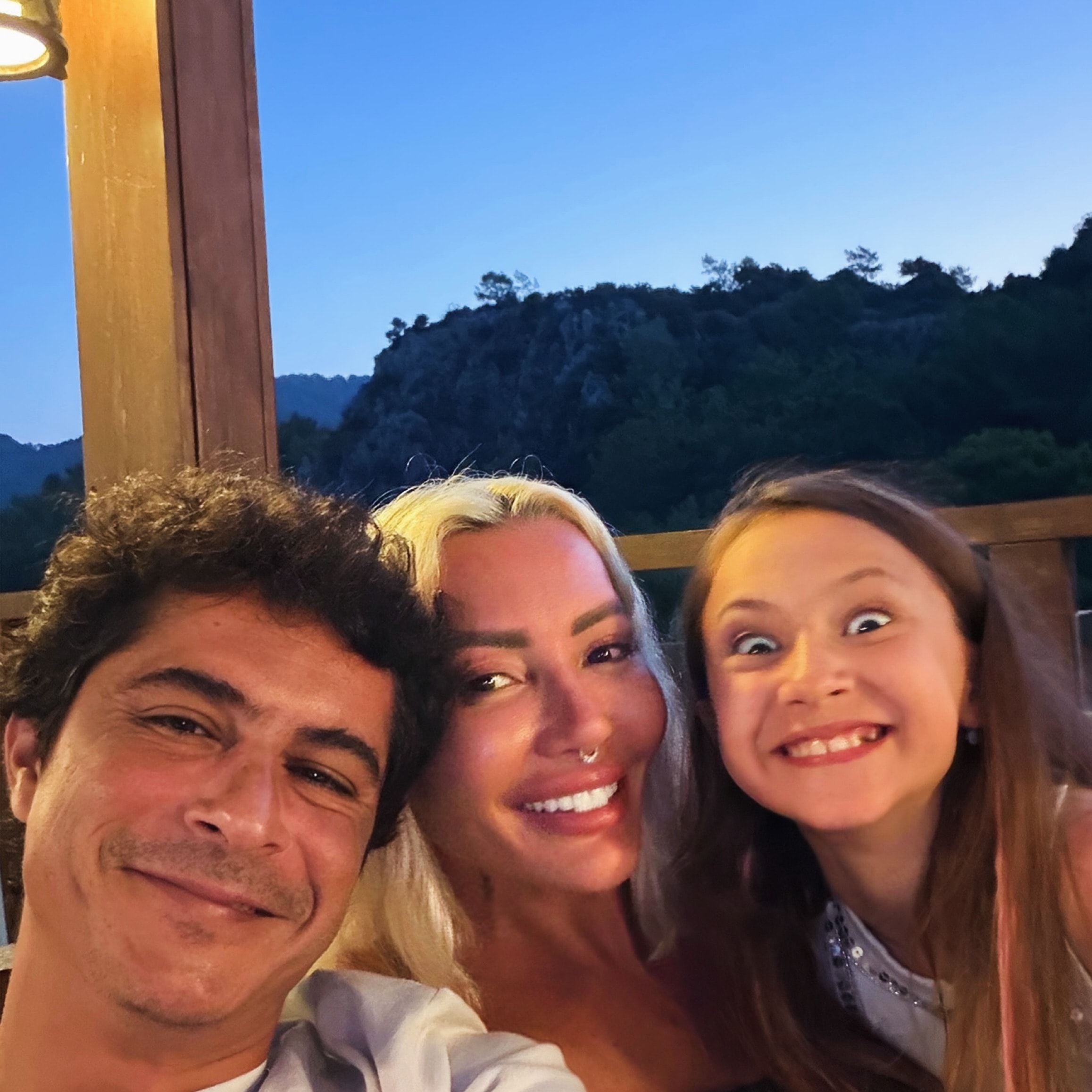 KIZLARIYLA BİRLİKTE AİLE TATİLİ YAPIYORLAR