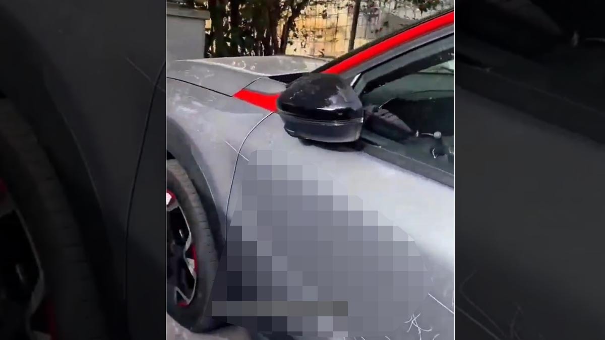 Kızgın komşular aracı perte çıkardı: Kapıya kazıdıkları not dikkat çekti
