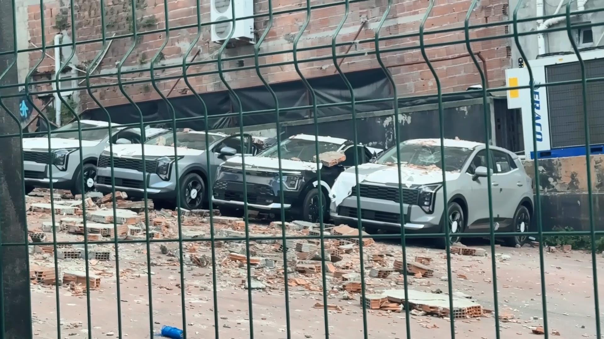 Sıfır araçların üzerine devrildi: 30 milyon liralık hasara yol açtı