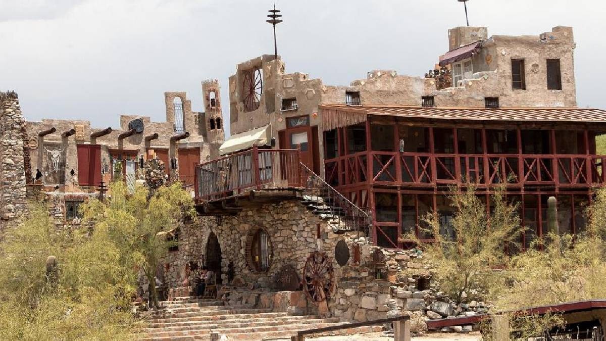 Çölde topladığı taşlarla 18 odalı kale yaptı