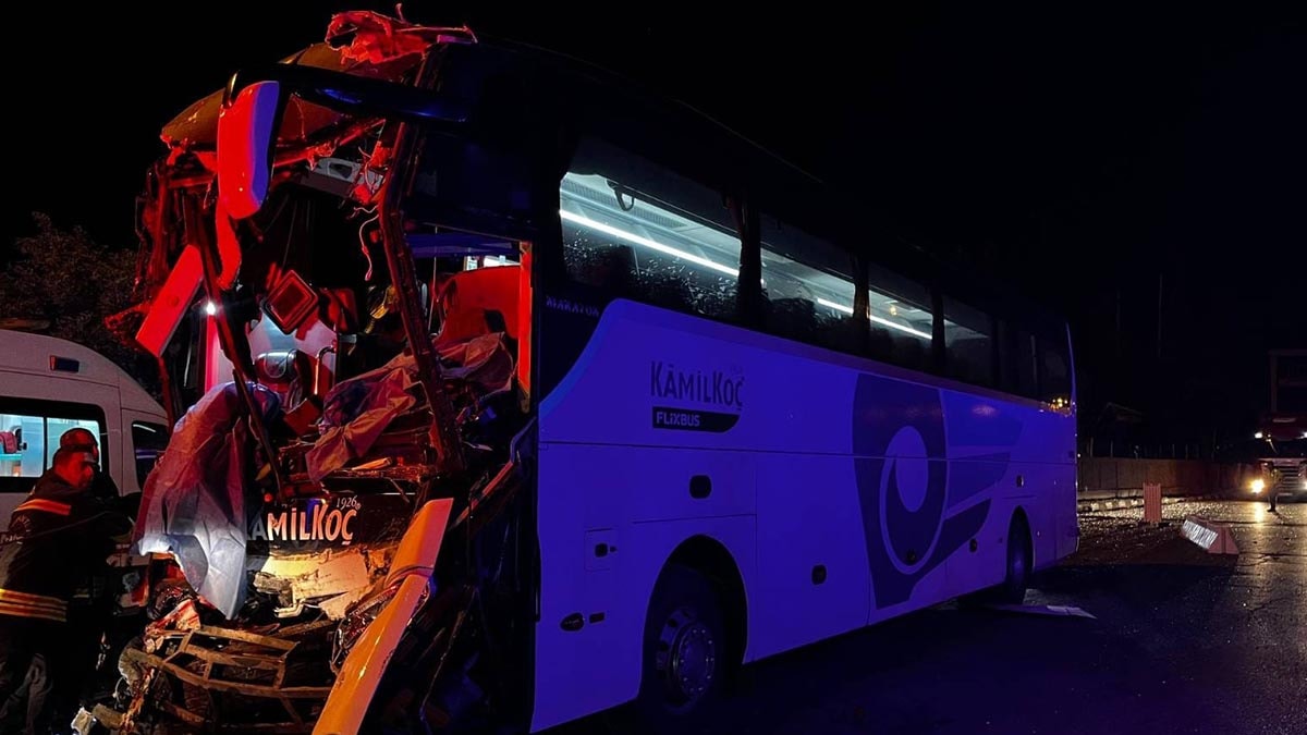 Yolcu otobüsü TIR'a çarptı: 2 kişi öldü, 17 kişi yaralandı