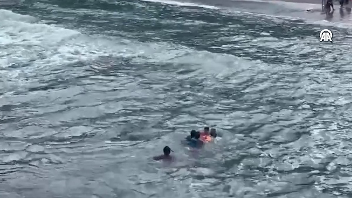 Baba ve oğulları son anda kurtarıldı! Yasağa rağmen denize girdiler