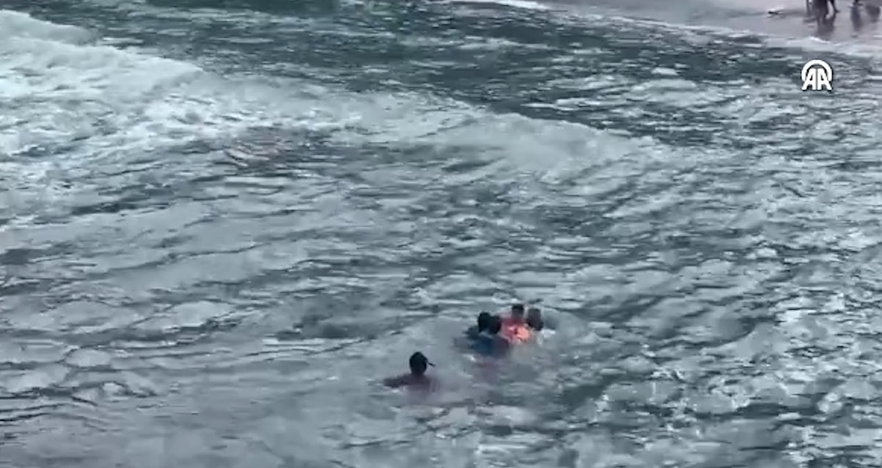 Yasağa rağmen denize giren baba ve oğulları son anda kurtarıldı