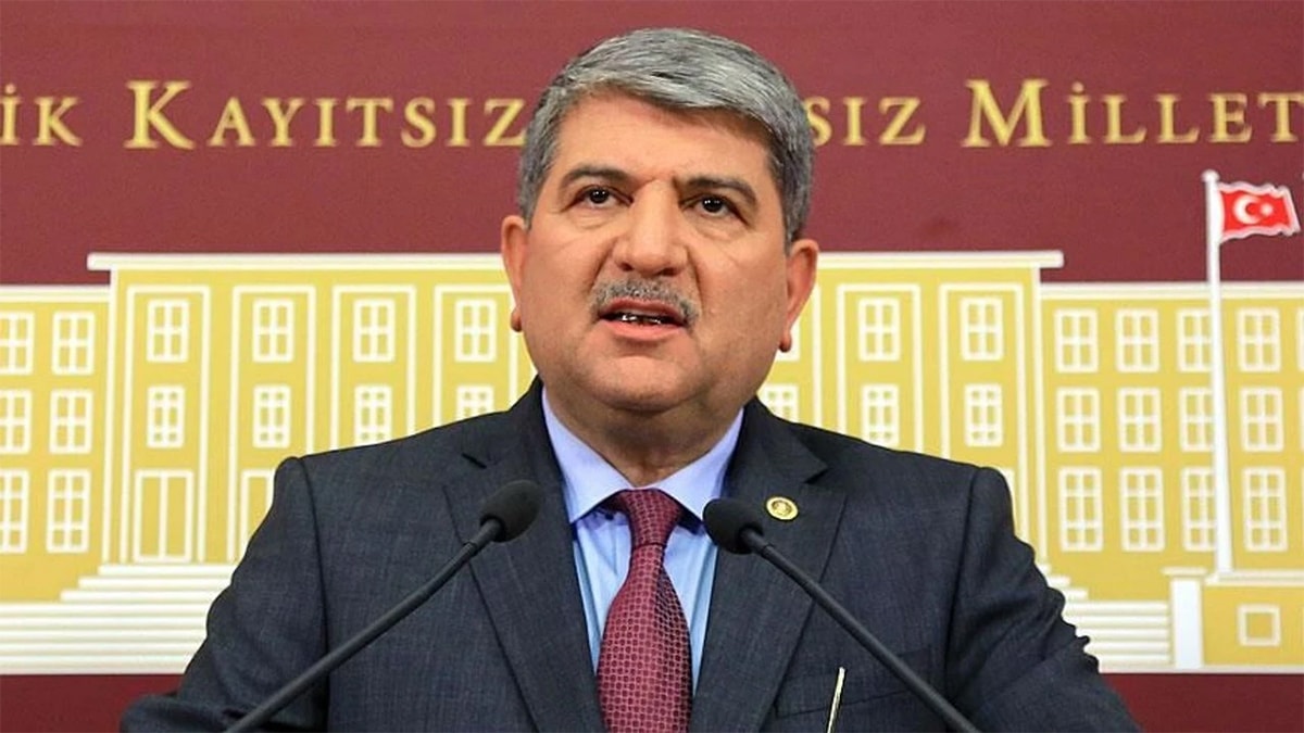 Grup düşecek mi? Yeni Yol Partisi'nden istifa etti!