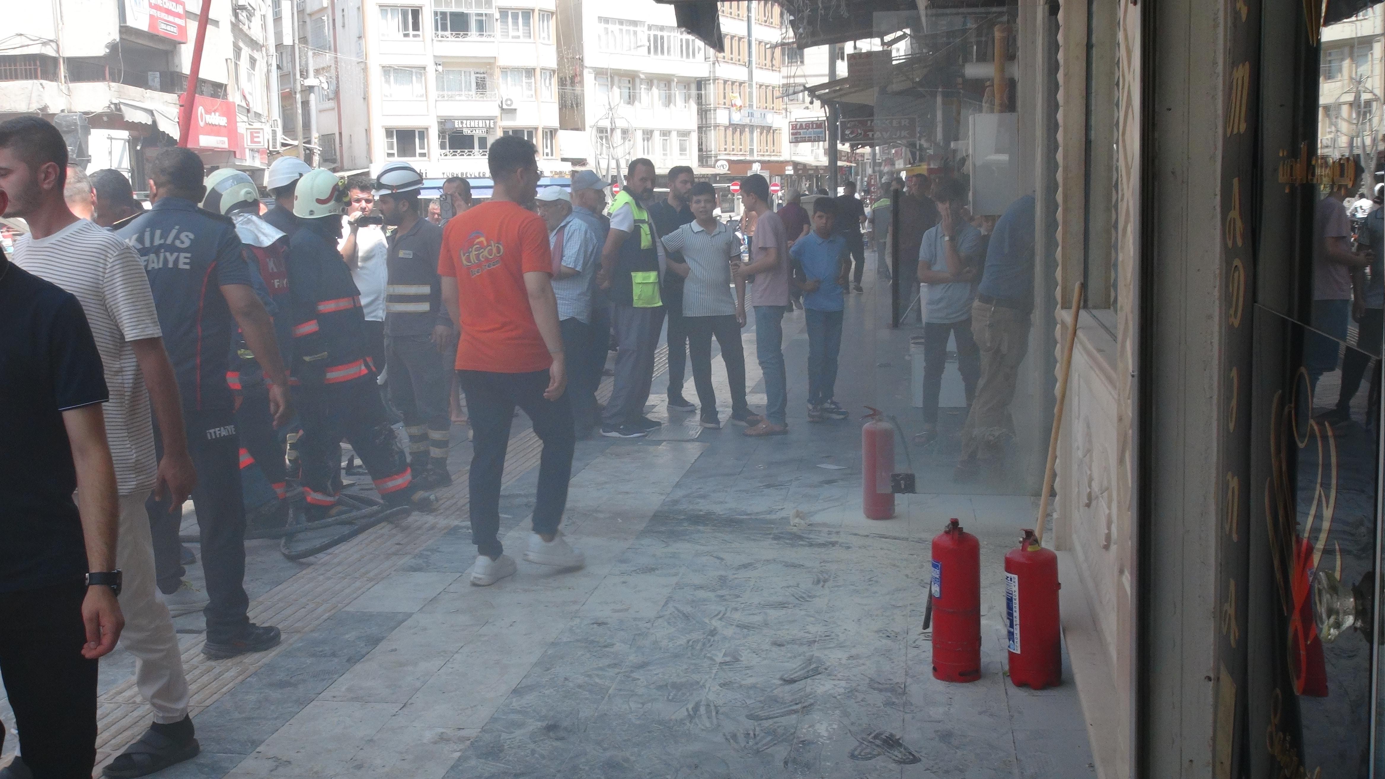 Kilis'te ev ve iş yerinde çıkan yangında 3 kişi dumandan etkilendi