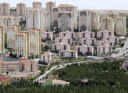 Faizsiz ev ve araba alımına kısıtlamaTasarruf finansman sisteminde 1 Ekim 2026 itibarıyla yeni kuralların uygulanmasının planlandığı öne sürüldü. İddiaya göre bir kişi aynı anda en fazla bir taşıt ve bir konut veya iş yeri sözleşmesine sahip olabilecek, finansman tutarlarına da milyonlarca liralık ü