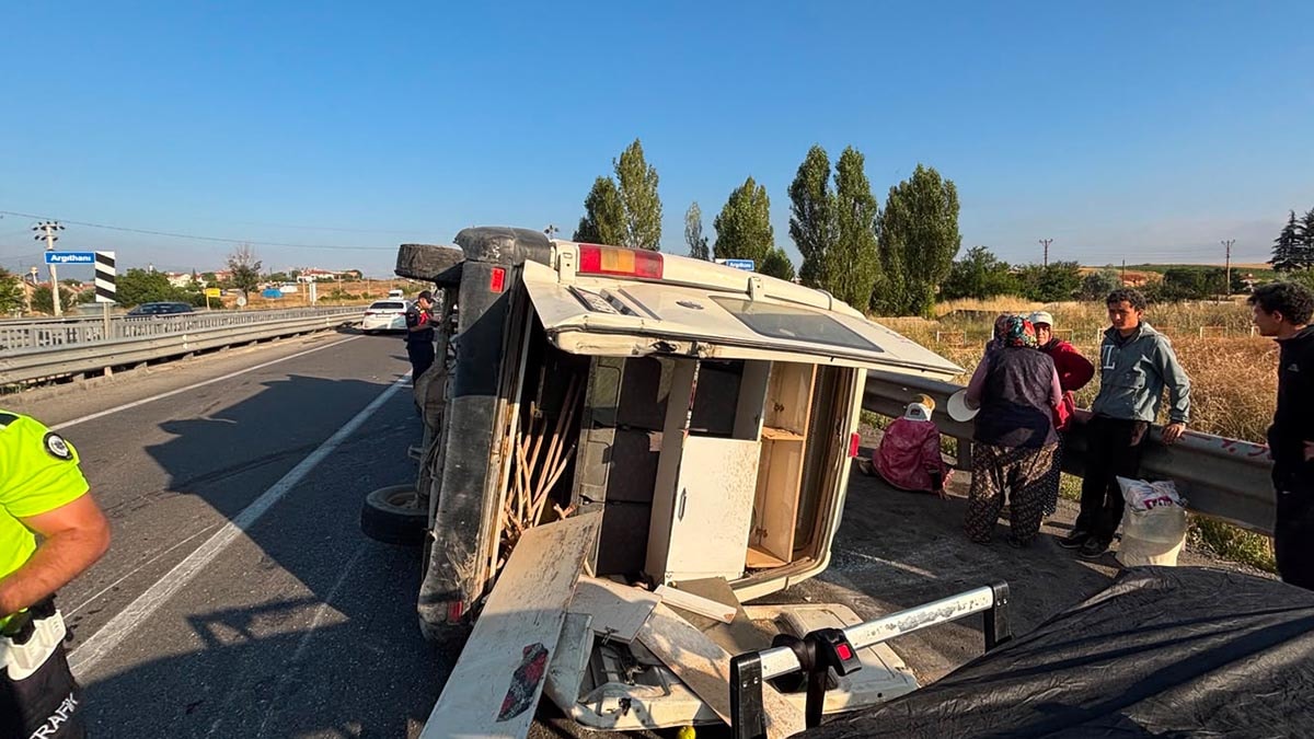 Tarım işçilerini taşıyan minibüs devrildi! Çok sayıda yaralı var