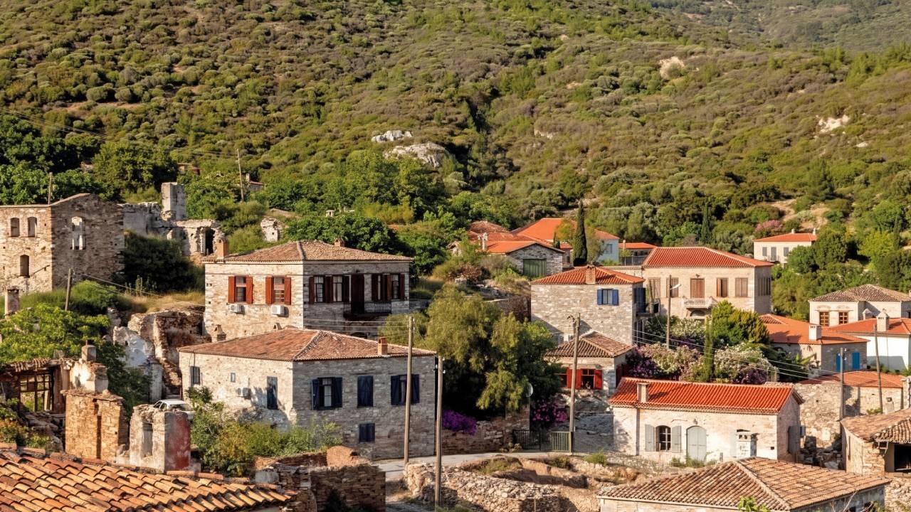 Köydeki insan yüzlü evlerin arkasındaki ürpertici şifre çözüldü