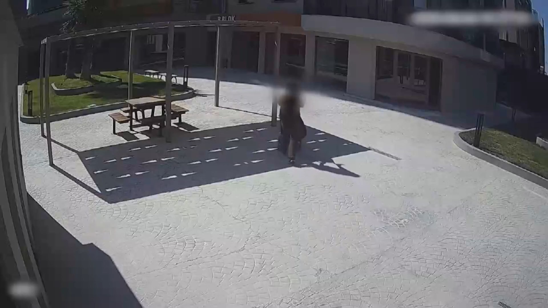 Bu nasıl anne! Bebeğini taşıdığı pusetle uyuşturucu dağıtırken yakalandı
