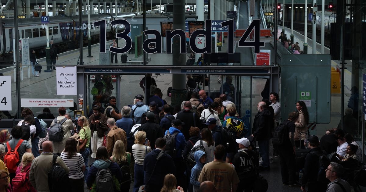 Binlerce yolcu vagonlarda kala kaldı: 90 saniyelik hata tüm sistemi çökertti