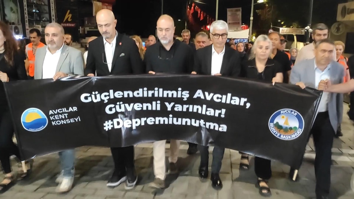 Marmara Depremi'nde hayatını kaybedenler İstanbul'da anıldı