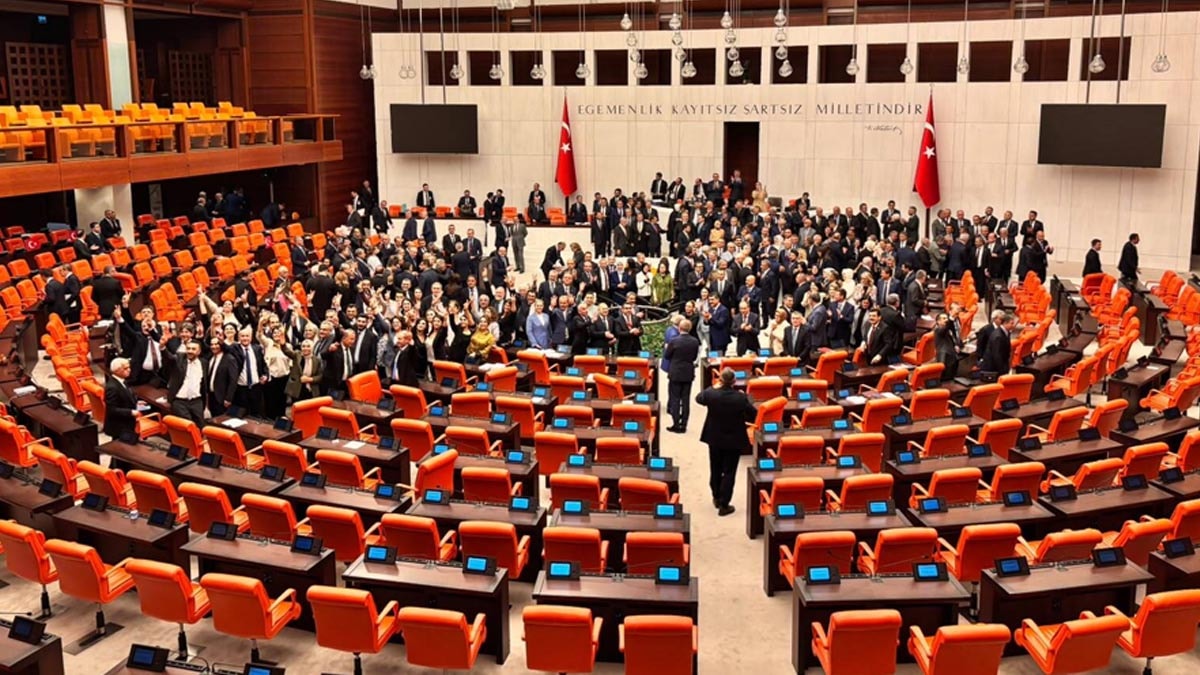 Sürpriz isim bugün AKP'ye katılırsa bir partinin Meclis'teki grubu düşüyor