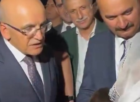 Çocukları için iş isteyen kadına Mehmet Şimşek'ten Kürtçe cevapBakan Mehmet Şimşek, Batman’da çocukları için iş talebinde bulunan kadına Kürtçe cevap verdi. Şimşek, "Memlekette fabrika çok. Gençlerimiz çalışmak isterse buralarda iş var" ifadelerini kullandı.