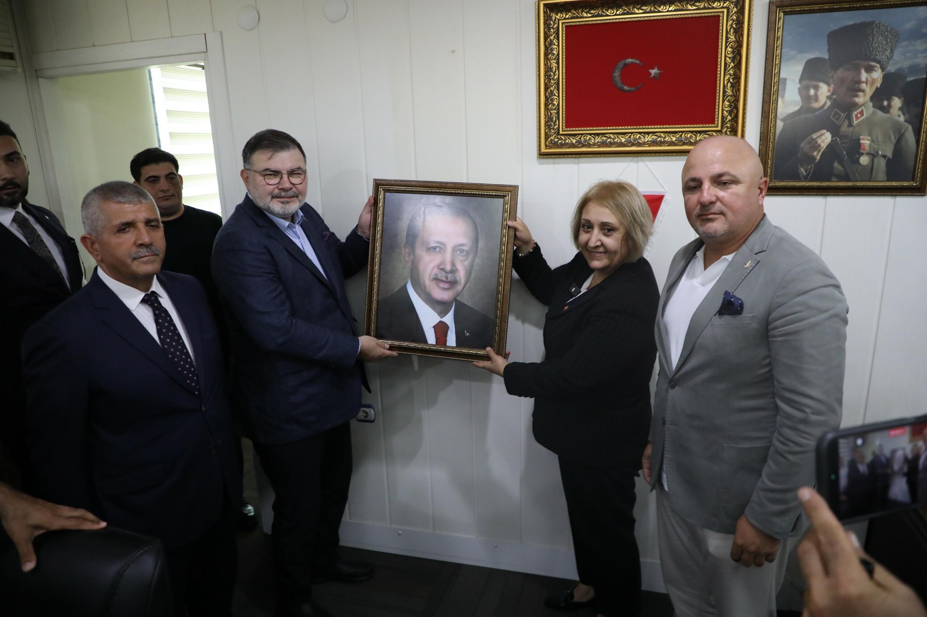 Menderes AKP'ye geçti; ilk hamle Erdoğan'ın fotoğrafını asmak oldu