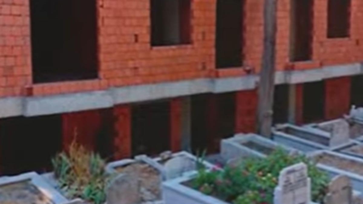 Satılık mezarlık manzaralı daireler: Görenleri şaşkına çeviren manzara