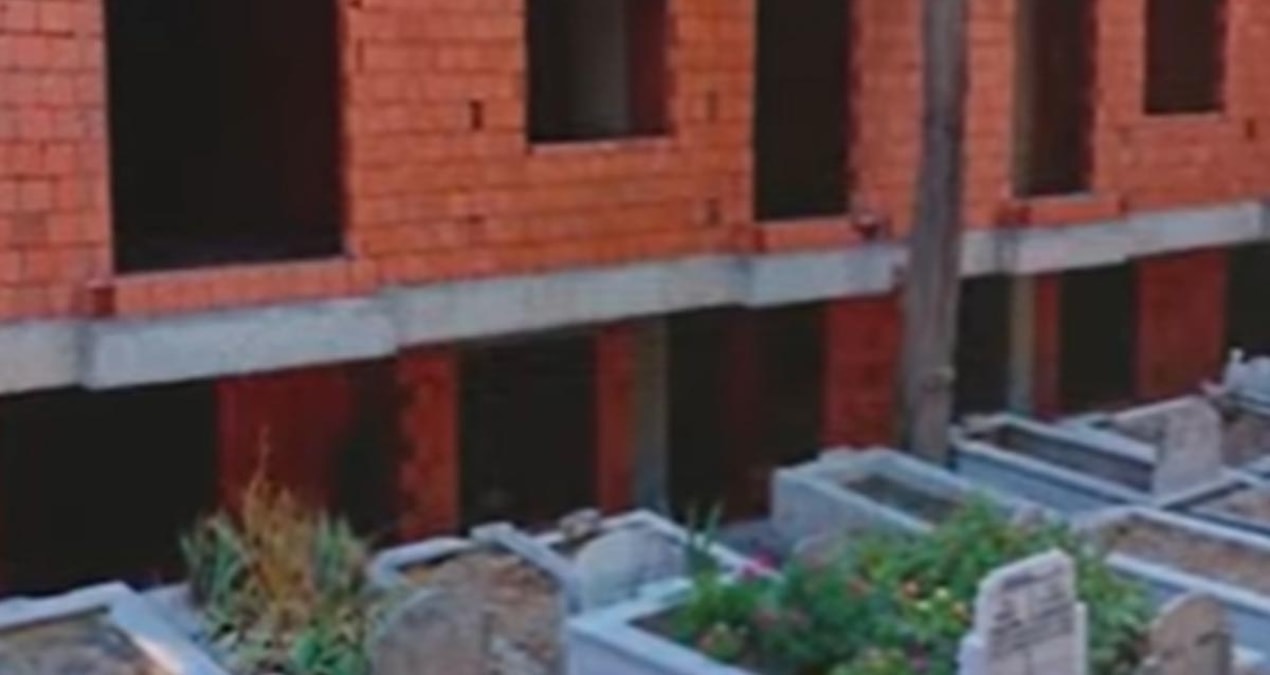 Eşsiz Mezarlık Manzarasıyla Dikkat Çeken Daireler Satışta