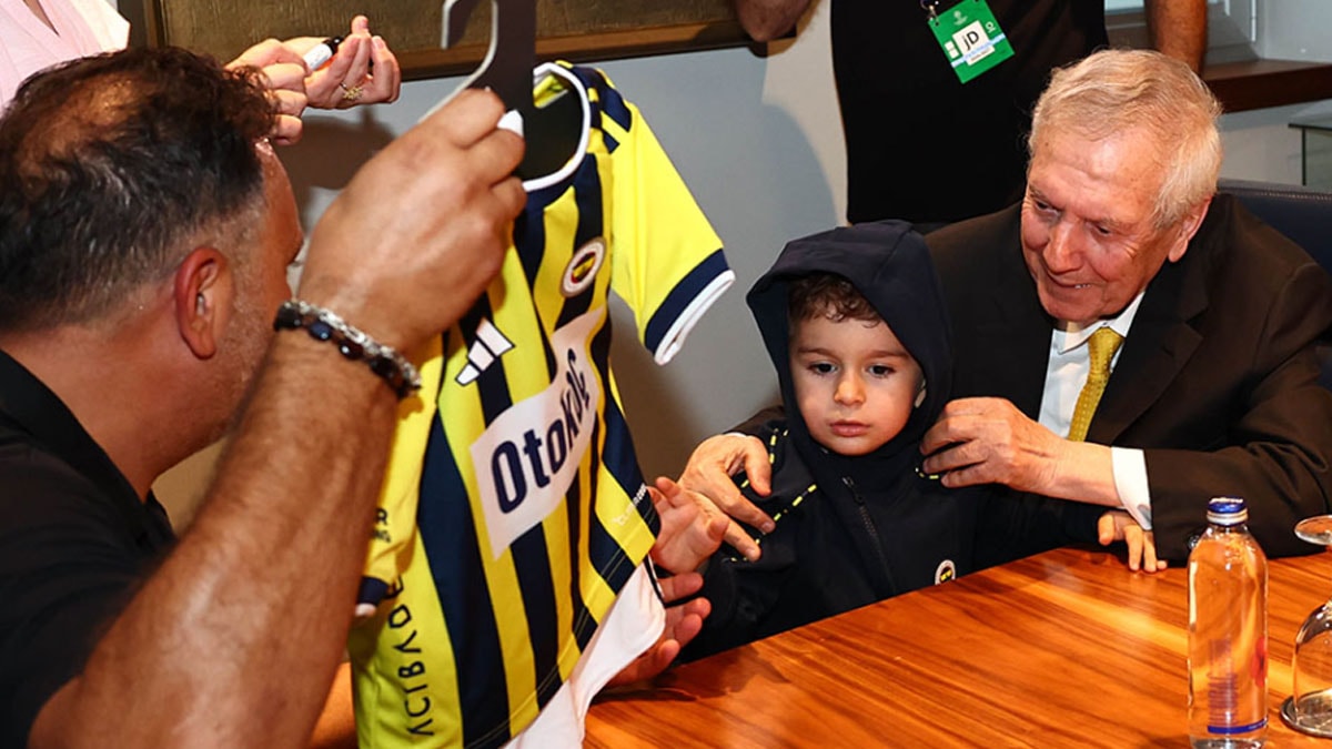 Forması çıkartılmaya çalışılan minik Fenerbahçeli taraftar Kadıköy'de