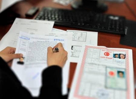 Miras kalan ev ve tarlada yeni dönemMiras kalan taşınmazların ilk ihalesinde öncelik mirasçılara tanındı. Yabancı ve üçüncü kişiler ilk tura katılamayacak.
