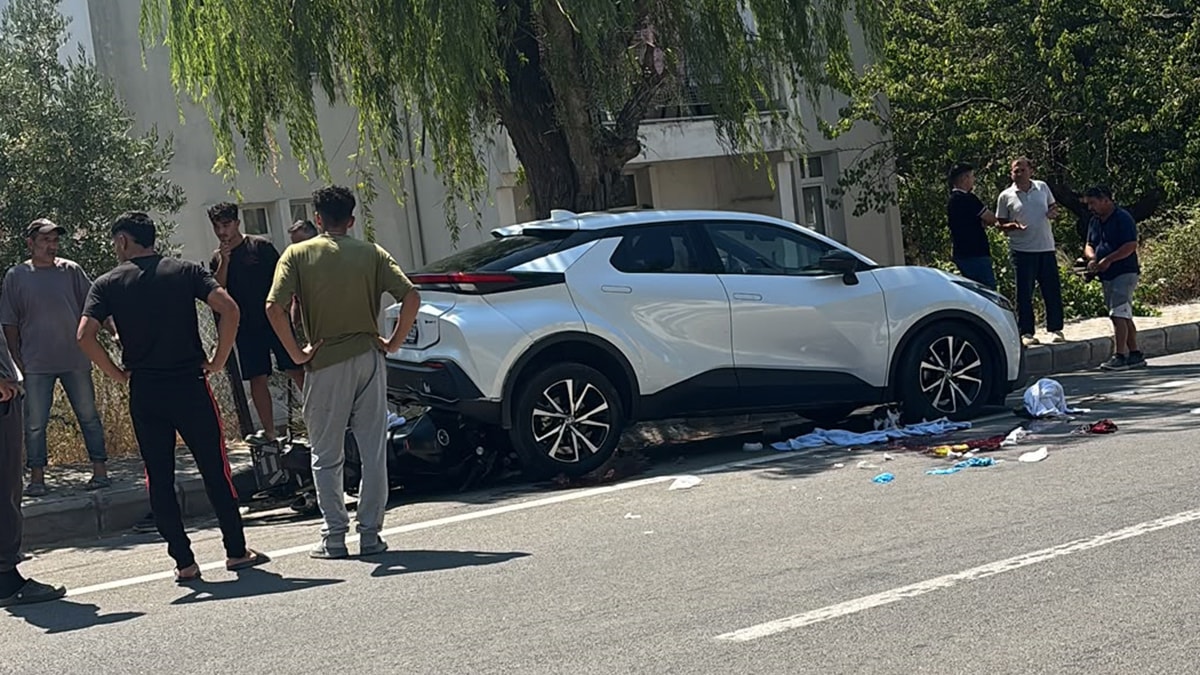 Motosikletle park halindeki araca çarptılar, feci şekilde can verdiler