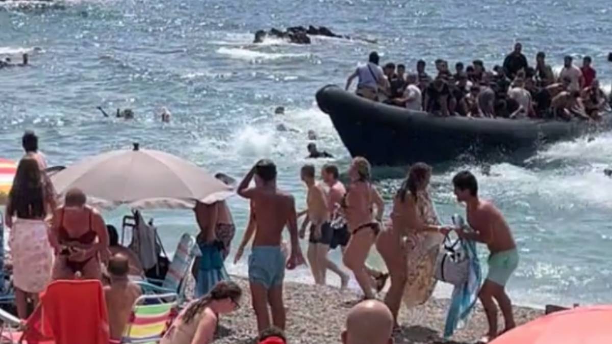 Mülteci gemisi dünyaca ünlü plajı bastı: Turistler nereye kaçacaklarını bilemedi
