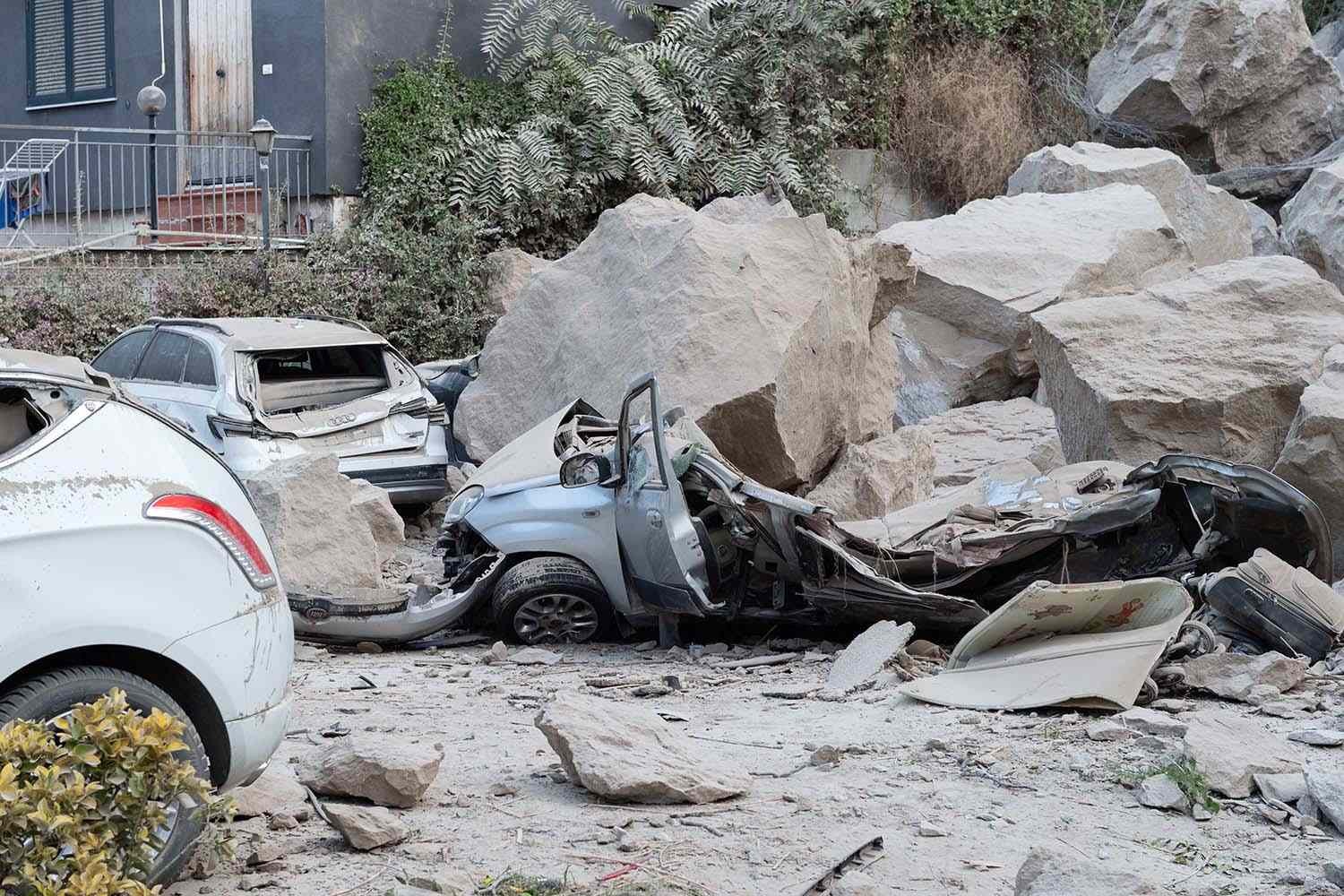 Dünya sarsılıyor: Napoli'de 40 yıl sonra ilk depremsa