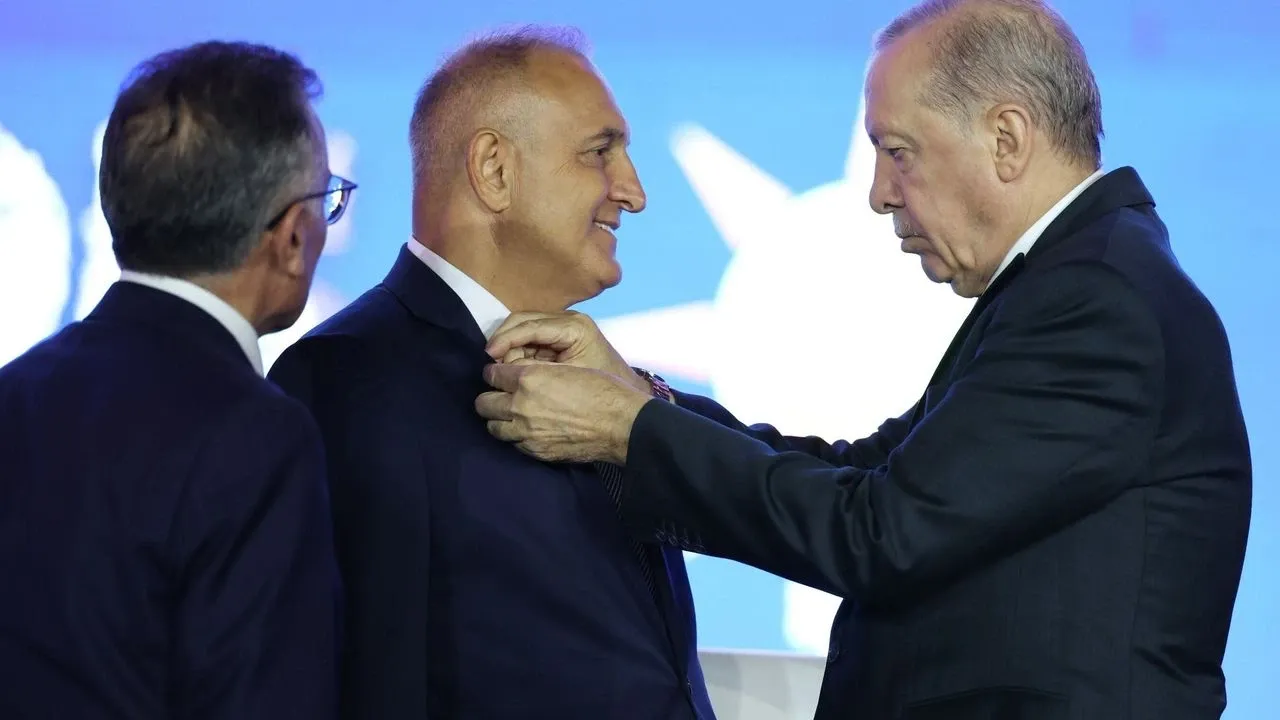 İYİ Parti'den AKP'ye geçti; kendisini böyle savundu