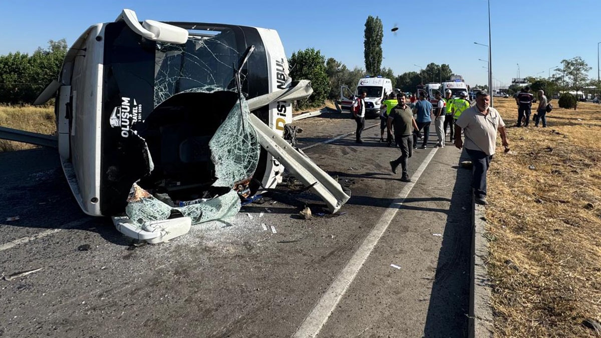 Yolcu otobüsü devrildi! 22 kişi yaralandı
