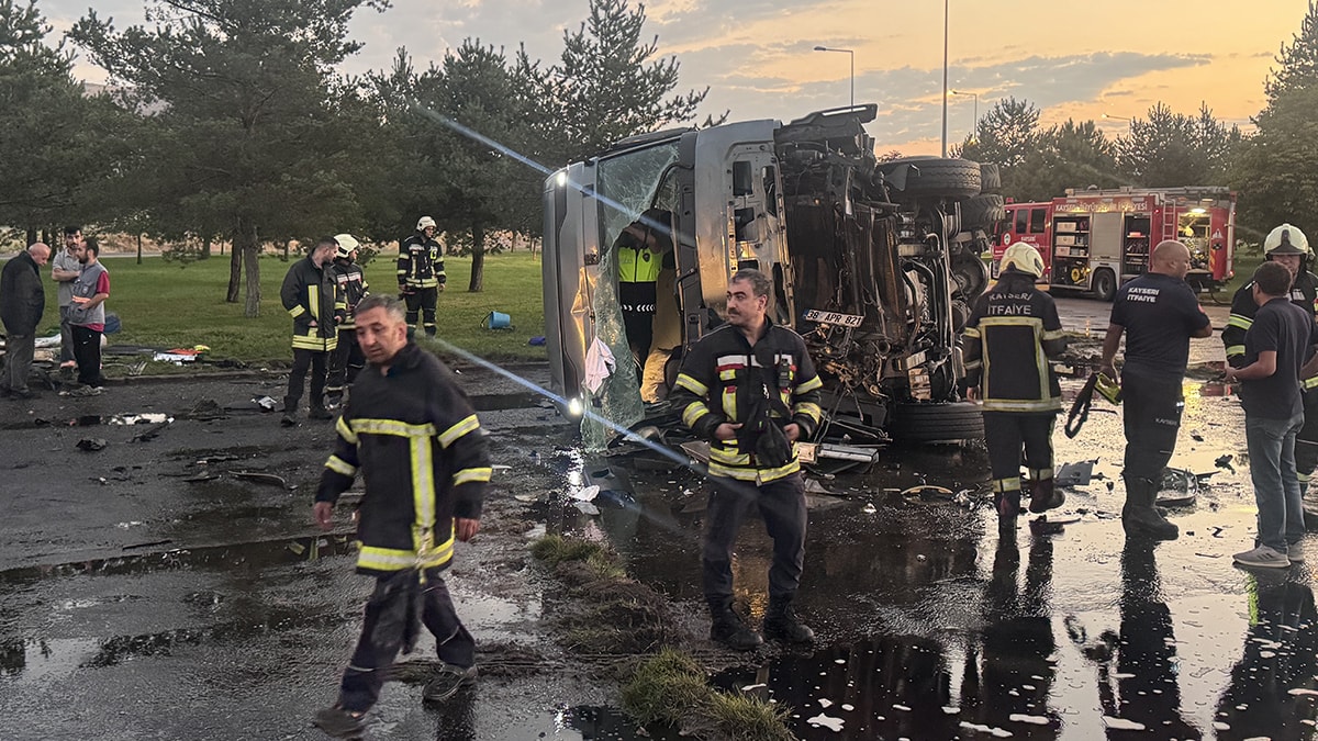 Kayseri'de otobüs ve tanker çarpıştı: 35 yaralı