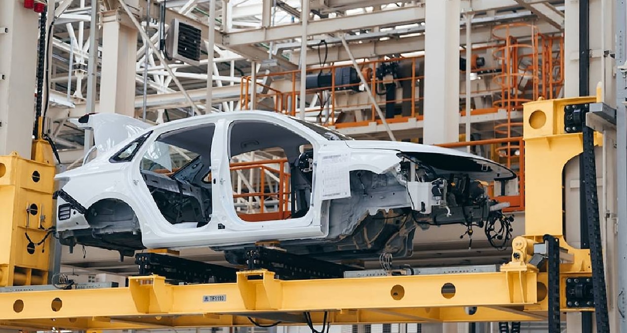 Otomotiv devinden beklenmedik kararı: Rotasını değiştiriyor