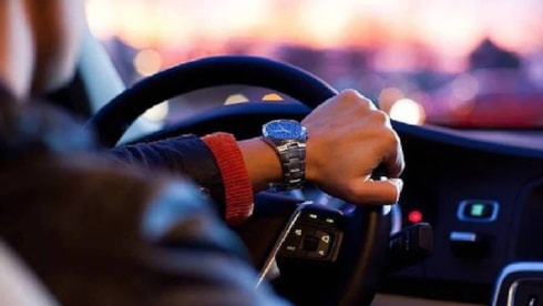 Arabada bu eşyaları sakın bırakmayın çağrısı yapıldıMilyonlarca araç sahibini yakından ilgilendiren kritik uyarı geldi. Yaz sıcaklarında araç içinde unutulan bu eşyalar adeta pimi çekilmiş birer bombaya dönüşüyor. Uzmanlar, torpido ve koltuk üstlerinde bırakılan eşyaların hava sıcaklığı arttıkça pat