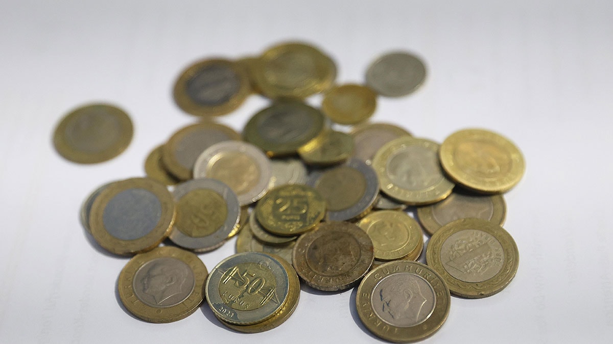 Cebinizdeki 1 lira ve 50 kuruş artık servet değerinde: Binlerce katına satılıyor
