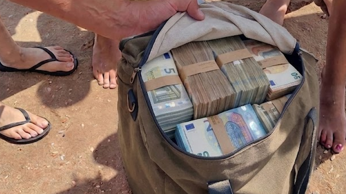 Yüzerken 38 milyon lira para buldular