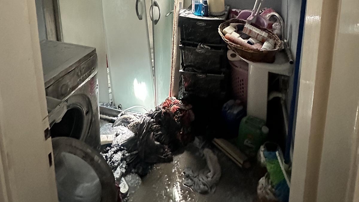 İlaçlama yapılan evde çamaşır makinesi patladı: Ortalık savaş alanına döndü