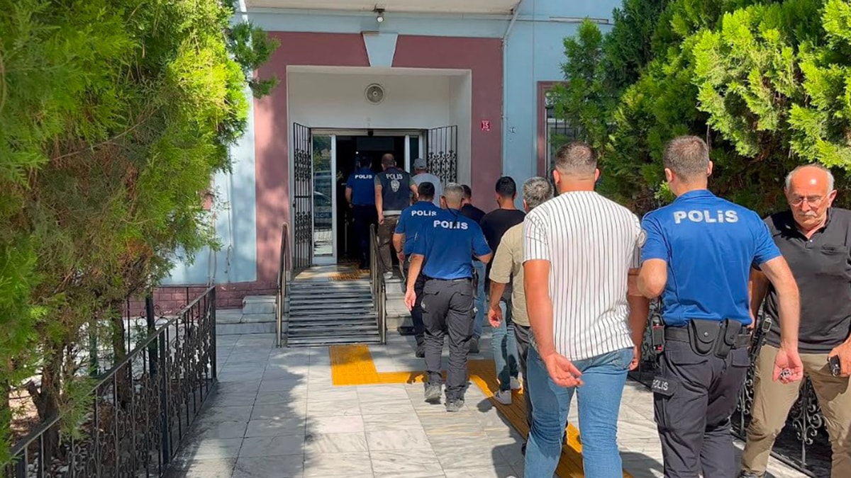 WhatsApp grubundan polis ve jandarma uygulama noktalarını paylaşan 7 şüpheli yakalandı