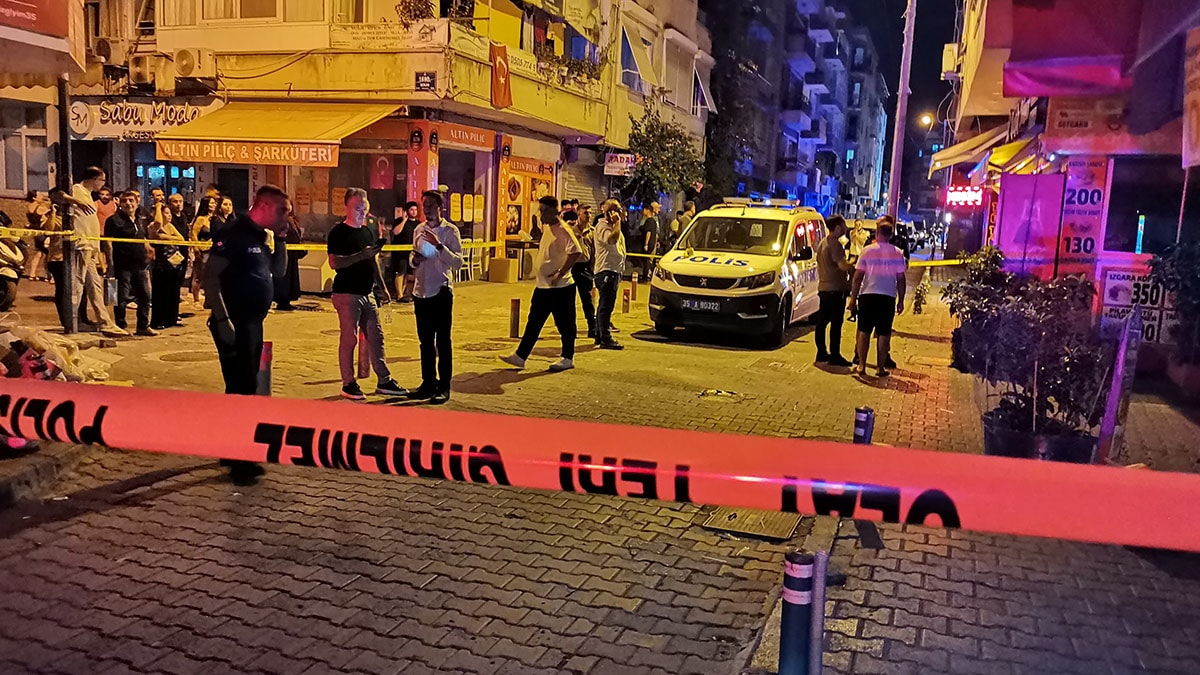 İzmir'de sokak ortasında silahlı kavga: 5 yaralı