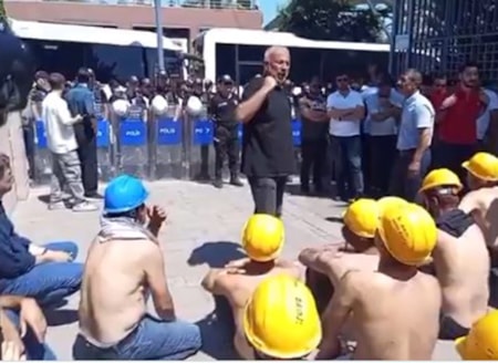 Yoksuluz çıplağızYıldızlar SSS Holding ve Enerji Bakanlığı tarafından yüz üstü bırakılan madenciler ‘Açız, yoksuluz, çıplağız’ diyerek slogan attı Madenciler, “Eziyet görüyoruz” dedi.