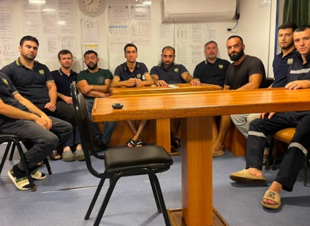 Gemide esaretElektriği, suyu olmayan, hijyen sorunu yaşayan işçiler, “Esir alınmış gibi hissediyoruz” dedi. 6 aydır maaşlarını alamayan gemi işçileri, “Bu şekilde yaşamak olmaz” diye tepki gösterdi.