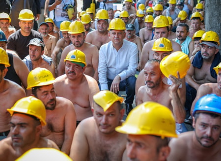 Hakkını arayan emekçiye gözdağıMadencilere maaşlarını ödemeyen Yıldızlar SSS Holding’e dokunulmazken Başaran Aksu ve Gökay Çakır tutuklandı. Özel, “Aksu ve Çakır derhal serbest bırakılsın” dedi.