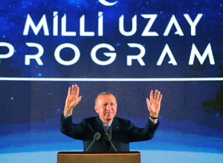 Uzayın parası cezaevine gittiUzaya çıkıp aya gidecektik, cezaevlerine para yetiştiremez hale geldik. İktidar kapasitelerinin çok üzerine çıkan cezaevlerine yenilerini ekleyebilmek için başta Türkiye Uzay Ajansı ve bölge kalkınma idareleri olmak üzere çok sayıda kuruma ödeneğini kullandırmadı.