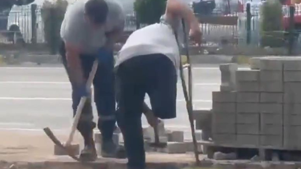 Bir bacağı olmayan engelli işçiye kilit taşı döşettiler!