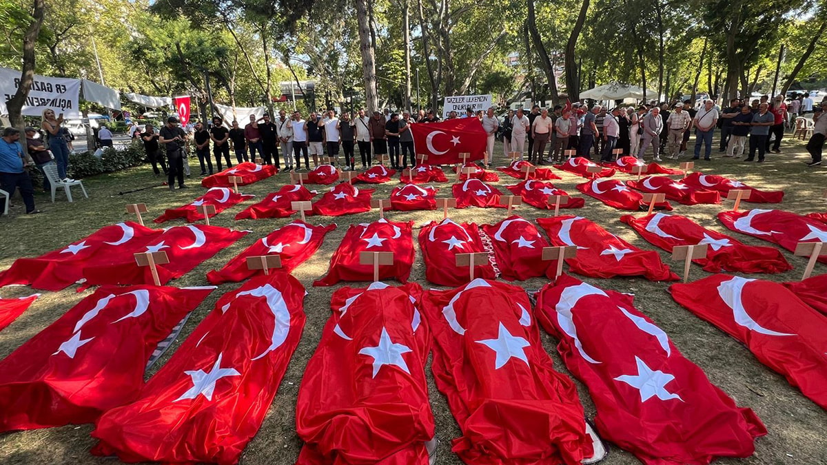 Yaşarken öldüler