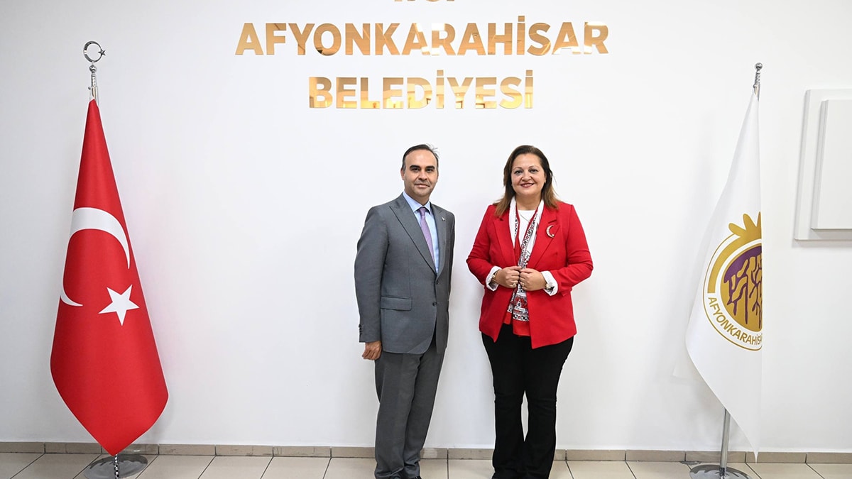 AKP’ye geçen başkandan Bakan’a özel tasarım ceket